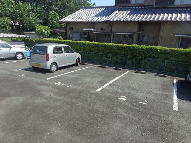 ハイツ華の駐車場