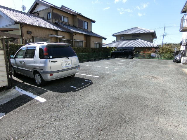 ハイツ華の駐車場