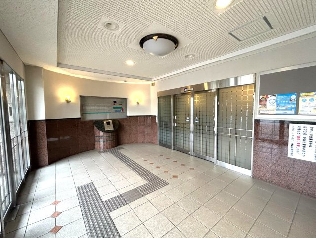 ＪＲ線・地下鉄線『二条』駅まで徒歩４分☆９階部分の３ＬＤＫ☆ファミールガーデン二条駅前西棟のエントランス|エントランス