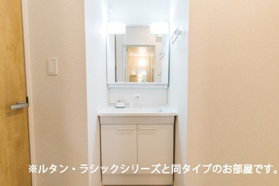 【洗面所】 | リバーサイド　アベニュー | 明るい洗面所です