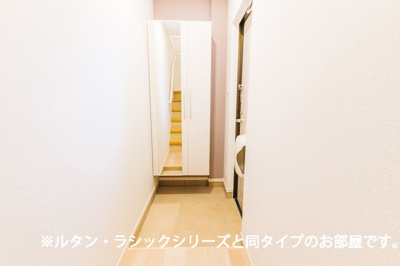 【玄関】 | リバーサイド　アベニュー | 明るい玄関です