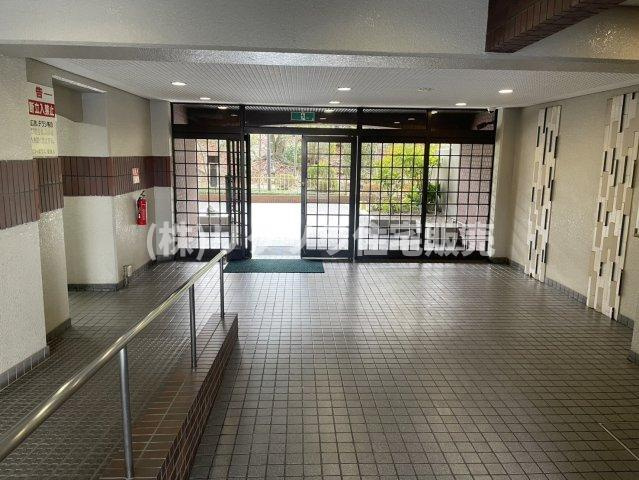 寝屋川コーポラスのエントランス|エントランスホール
■物件内覧・資金計画相談・住宅ローン相談、リフォーム相談、お問合せ受付中■
※当日・翌日のご内覧、ご相談はお電話でのお問合せがスムーズです！