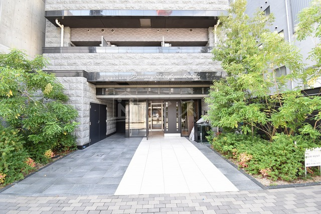 プレサンス堺筋本町駅前のエントランス