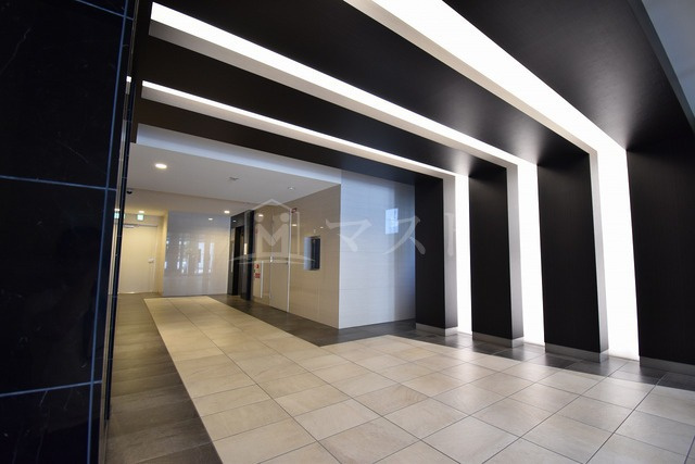 プレサンス堺筋本町駅前のロビー