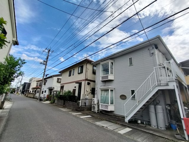 クレセントのエントランス|落ち着いたエントランスです