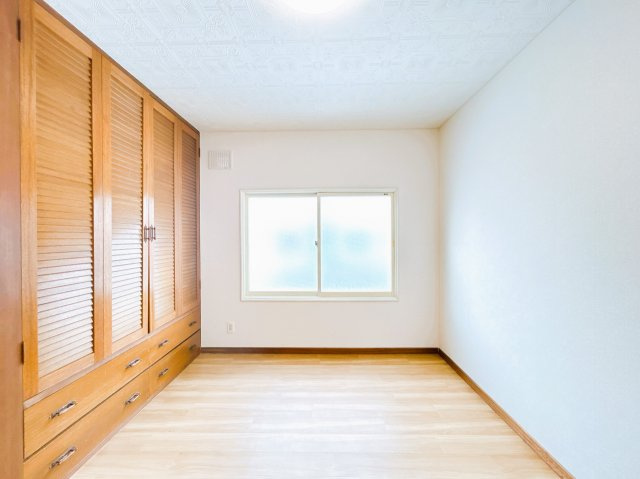 【洋室】 | 網走郡大空町女満別西二条４丁目１－２７　中古売家 | 【リフォーム済】1階6帖洋室はクロス、クッションフロアを張り替えて照明を交換致しました。収納が多く子供部屋にも活用出来ます。