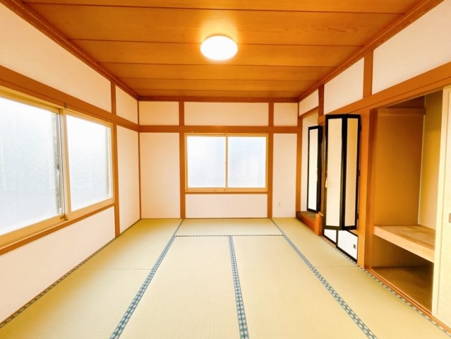 【和室】 | 網走郡大空町女満別西二条４丁目１－２７　中古売家 | 【リフォーム済】1階7帖和室は畳を表替えをしました。またクロスを張り替えて照明を交換致しました。