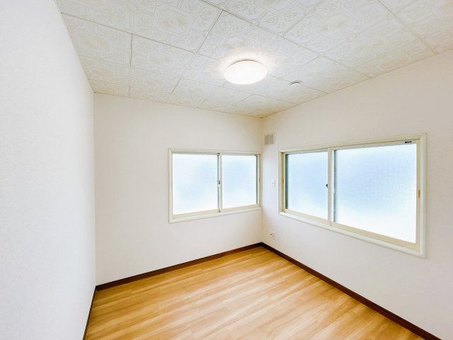 【洋室】 | 網走郡大空町女満別西二条４丁目１－２７　中古売家 | 【リフォーム済】2階4.5帖洋室はクロス、クッションフロアを張り替えて照明を交換致しました。コンパクトなお部屋で掃除もしやすいです。