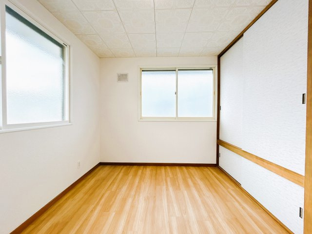 【洋室】 | 網走郡大空町女満別西二条４丁目１－２７　中古売家 | 【リフォーム済】2階6帖洋室はクロス、クッションフロアを張り替えて照明を交換致しました。