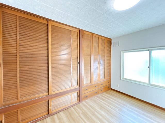 【収納】 | 網走郡大空町女満別西二条４丁目１－２７　中古売家 | 【リフォーム済】1階洋室の収納はクリーニング致しました。収納豊富で荷物が多い時も便利ですね。