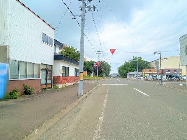 【前面道路含む現地写真】 | 網走郡大空町女満別西二条４丁目１－２７　中古売家 | 【西側前面道路】幅員14ｍの公道に接しております。
