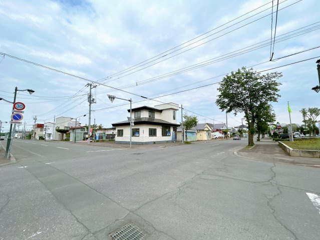 【前面道路含む現地写真】 | 網走郡大空町女満別西二条４丁目１－２７　中古売家 | 【南側前面道路】別角度　幅員14ｍの公道に接しております。
