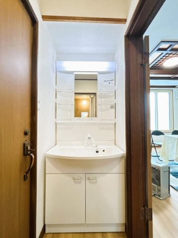 【独立洗面台】 | 網走郡大空町女満別西二条４丁目１－２７　中古売家 | 
【リフォーム済】間口75cmの大型の洗面ボウルは洗顔・洗髪はもちろん、つけ置き洗いにも使えます。コンセント付きです。