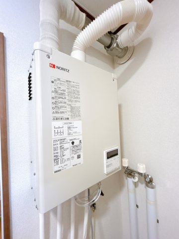 【発電・温水設備】 | 網走郡大空町女満別西二条４丁目１－２７　中古売家 | 【リフォーム済】消耗品と言われるボイラーはリフォームで新品交換致しました。追い焚き機能付きですので、家族の入浴時間がバラバラでもいつでも温かいお湯につかることができますね。