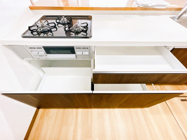 【キッチン】 | 網走郡大空町女満別西二条４丁目１－２７　中古売家 | 【リフォーム済】キッチン下の収納も豊富にございます。細かいお皿や調理用品等収納出来て便利ですね。