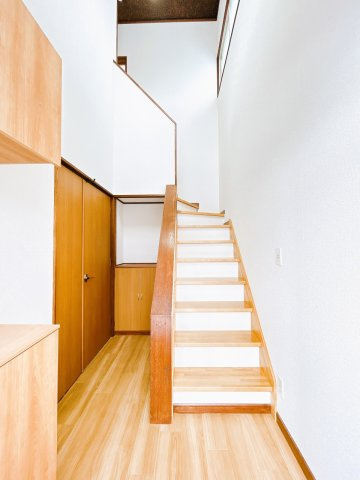 【その他共用部分】 | 網走郡大空町女満別西二条４丁目１－２７　中古売家 | 【リフォーム済】階段室もリフォームで明るい印象になりました。