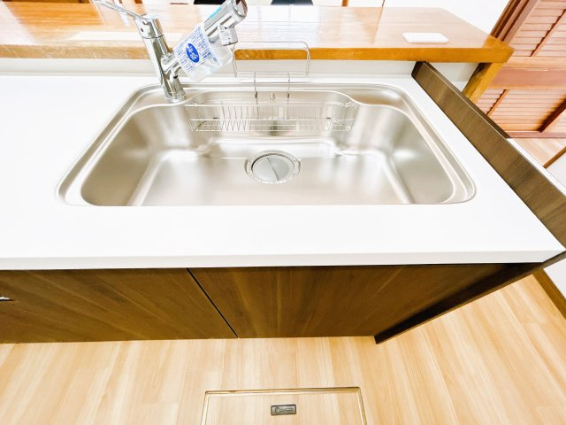 【キッチン】 | 網走郡大空町女満別西二条４丁目１－２７　中古売家 | 【リフォーム済】食器や鍋等まとめて洗えるサイズ感です。