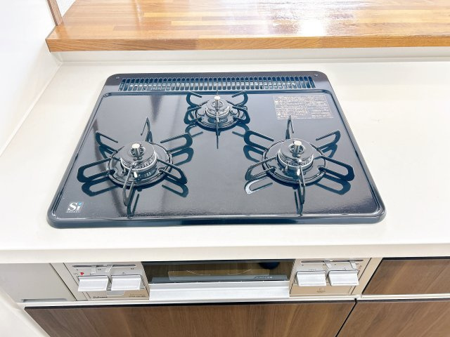 【キッチン】 | 網走郡大空町女満別西二条４丁目１－２７　中古売家 | 【リフォーム済】新品交換のキッチンは３口コンロで同時調理が可能。大きなお鍋を置いても困らない広さです。お手入れ簡単なコンロなのでうっかり吹きこぼしてもお掃除ラクラクです。