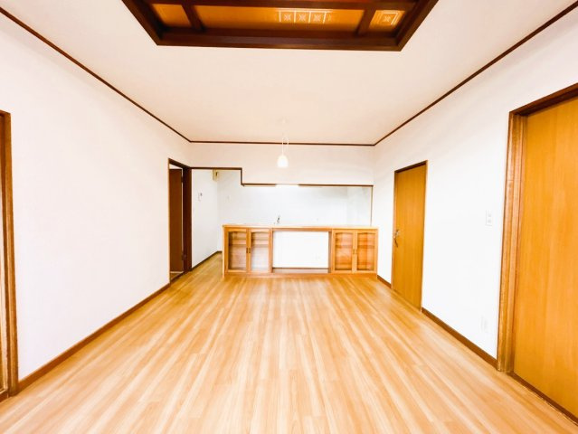 【居間・リビング】 | 網走郡大空町女満別西二条４丁目１－２７　中古売家 | 【リフォーム済】リビングはクロス、クッションフロアを張り替えて照明を新品交換致しました。南側に窓があり明るいリビングです。
