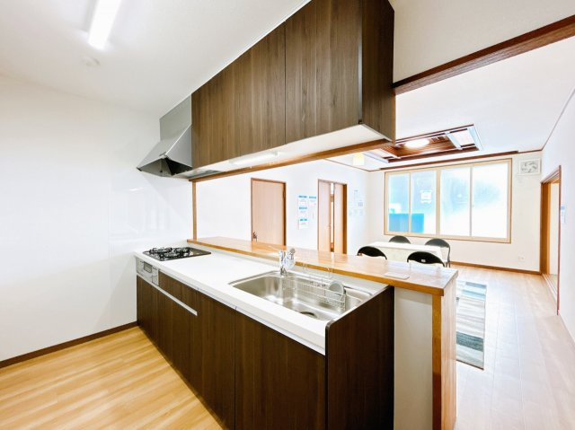 【キッチン】 | 網走郡大空町女満別西二条４丁目１－２７　中古売家 | 【リフォーム済】キッチンは新品のシステムキッチンに交換致しました。対面式になっておりますので料理をしながらご家族様との会話を楽しめます。