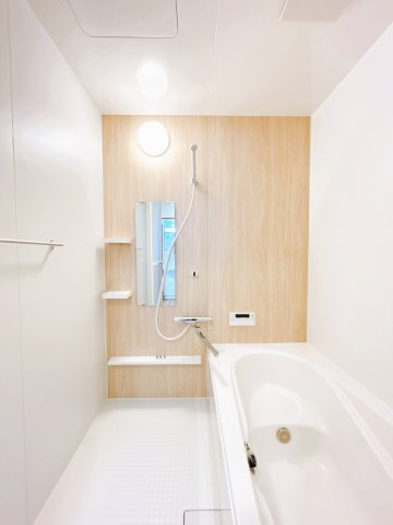 【浴室】 | 網走郡大空町女満別西二条４丁目１－２７　中古売家 | 【リフォーム済】お風呂は1坪のユニットバスに新品交換しました。広い浴槽では足を伸ばしてゆっくりくつろぐことができますね。一日の疲れも癒えますね。
