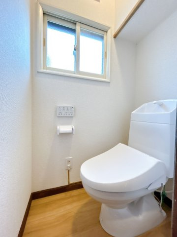 【トイレ】 | 網走郡大空町女満別西二条４丁目１－２７　中古売家 | 【リフォーム済】トイレは便器ごと新品交換致しました。便座も温度調整が出来るので、寒い冬でも安心して利用できます。直接肌に触れる部分なので、新品だと嬉しいですね。