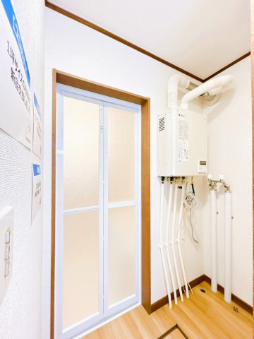 【脱衣所】 | 網走郡大空町女満別西二条４丁目１－２７　中古売家 | 【リフォーム済】脱衣所はクロス、クッションフロアを張り替えて照明を交換致しました。清潔感のある脱衣室です。