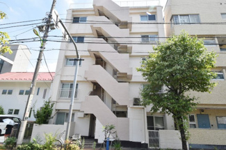【外観】 | 青空によく映える建物です。手入れの行き届いた外壁やマンション正面エントランスなど、綺麗な姿をぜひ一度、現地にてご覧ください。～即日のご見学可能～　お問合せはお気軽にどうぞ。