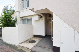 【エントランス】 | マンションの正面エントランス。出入りする人間を癒してくれるマンション入り口であり、その建物の「顔」でもあります。～即日のご見学可能～　お問合せはお気軽にどうぞ。