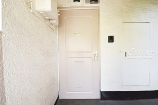 【その他共用部分】 | 皆様をお迎えする、お部屋の玄関ドア。開けやすさや開放角度、ドアノブの操作しやすさや鍵の形状などを、現地で一度ご確認ください。～即日のご見学可能～　お問合せはお気軽にどうぞ。