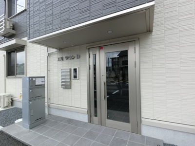【エントランス】 | エルタウン Ｄ | オートロックのエントランス（宅配ボックス有り）