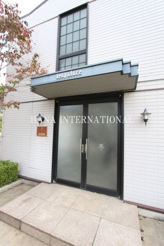 レオパレスビューフレアのエントランス