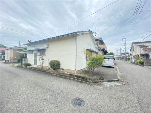 岩出市畑毛　中古平屋戸建の前面道路含む現地写真