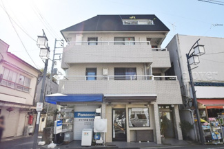 【外観】 | 青空によく映える建物です。手入れの行き届いた外壁やマンション正面エントランスなど、綺麗な姿をぜひ一度、現地にてご覧ください。～即日のご見学可能～　お問合せはお気軽にどうぞ。
