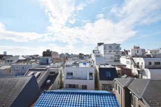 【展望】 | 眼前に広がる空の雄大さと、このお部屋の自慢の一つである「眺望」をご覧ください。毎日、この景色を独り占めできる新生活に夢が広がります。～即日のご見学可能～　お問合せはお気軽にどうぞ。