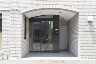 【エントランス】 | オートロックを備えた、マンションのエントランス。やはりセキュリティの観点は欠かすことができません。皆様を“安全”に送り出し、出迎えてくれます。～即日のご見学可能～　お問合せはお気軽にどうぞ。