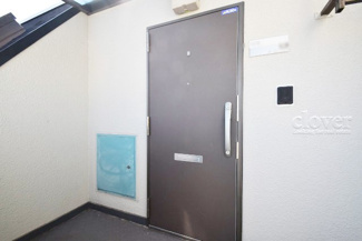 【その他共用部分】 | 皆様をお迎えする、お部屋の玄関ドア。開けやすさや開放角度、ドアノブの操作しやすさや鍵の形状などを、現地で一度ご確認ください。～即日のご見学可能～　お問合せはお気軽にどうぞ。