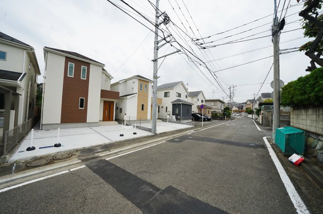 【横浜市旭区笹野台3-3-8全2棟新築戸建て】★仲介手数料無料★（笹野台小学校・希望が丘中学校）の前面道路含む現地写真