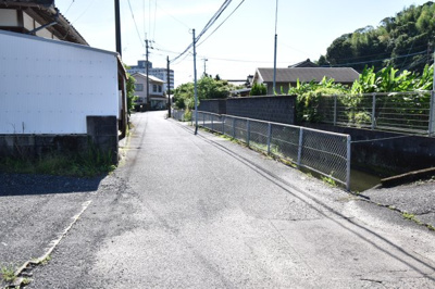 【前面道路含む現地写真】 | 鹿屋市新川町　駐車場用地(ｵｰﾅｰﾁｪﾝｼﾞ物件)