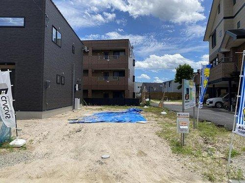 宮内３丁目　土地の外観|宮内小学校まで徒歩3分。スーパーや銀行、総合クリニックも徒歩数分。2024年7月撮影。