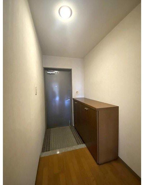 ヴェルシャトー府中桃山の内装|玄関の下足入れは装飾ができるカウンタータイプです。ＴＶモニター付きインターホンも設置されています。