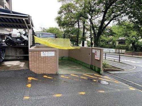 ヴェルシャトー府中桃山のその他共用部分|街路樹で彩られた綺麗で静かな敷地。イオン方面へのお出かけに便利な、町内循環バス停まで徒歩1分です。