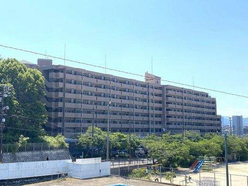 ヴェルシャトー府中桃山の外観|「町立府中南小学校」グラウンド目の前の開放的な立地。徒歩10分圏内に生活利便がマルチに揃う一邸です！