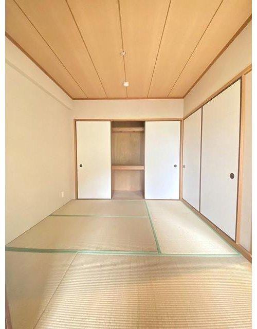 ヴェルシャトー府中桃山のその他|和室4.5帖は家族の冬布団をきちんとしまえる、奥行きのある壁一面の押入収納です。