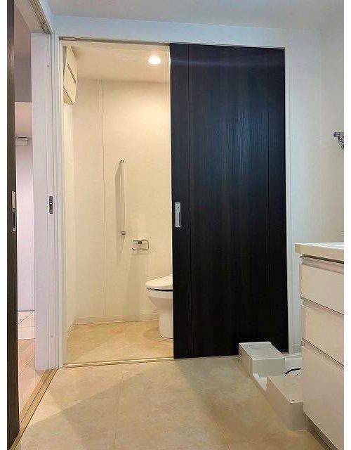 アルファライフ平和大通りの洗面所|浴室-洗面-トイレがフラットで続き、引き戸のため介護補助が必要な場合もスムーズです！