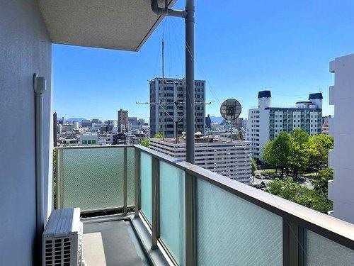 アルファライフ平和大通りのバルコニー|西側バルコニーです。3面バルコニーがあり一度にたくさんの洗濯も、物干し場所に困ることがなさそうです。