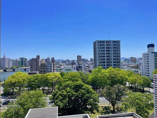 アルファライフ平和大通りの展望|洋室1の南側バルコニーからは平和大通り沿いの緑地が見えます。生活至便な立地ながら都市の緑で暮らしに潤いを感じられる住環境です。