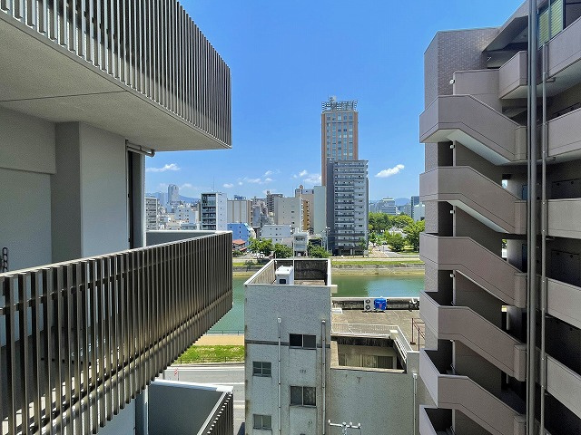 アルファライフ平和大通りの展望|リビングの窓辺から穏やかな天満川の穏やかな川の流れを見下ろせます。