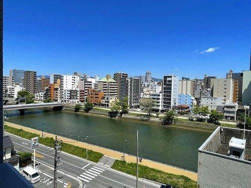 アルファライフ平和大通りの展望|東側バルコニーから天満川を望むことができるポジションです。自然光と風をたっぷり感じられ、開放的です！