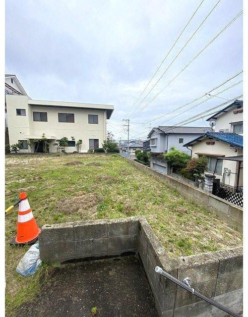 府中町八幡4丁目　土地の外観|高低差のある邸宅になるため、アプローチ階段を一つの見せ場に、奥行き感を演出するのもよさそうです。
